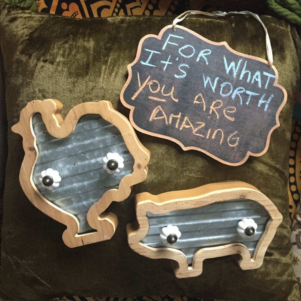 Farmhouse Pig & Chicken Wooden Wall Hanging Hooks Decor - Picture 5 of 5